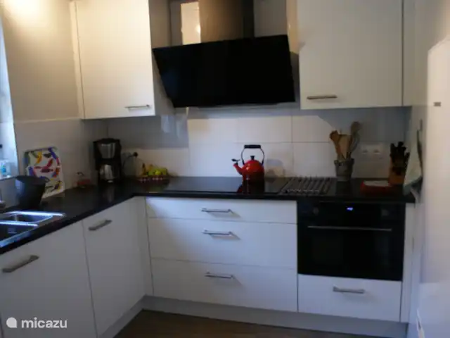De keuken is van alle gemakken voorzien: kookplaat, afzuigkap, oven/magnetron, koelkast en vaatwasser. Verder natuurlijk de nodige potten en pannen. We hebben de keuken ingericht zoals we het zelf graag zien. Er is natuurlijk altijd het alternatief van uit eten in Zelhem of elders.